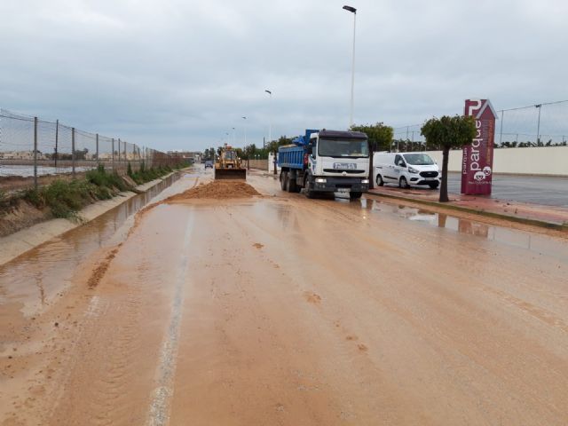 La carretera que conecta Balsicas y Los Alcázares es la única vía cortada al tráfico en la red regional - 1, Foto 1