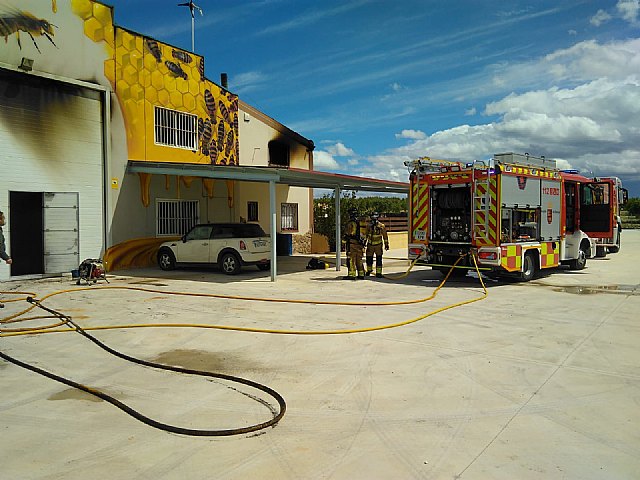 Incendio de una nave anexa a una vivienda en Calasparra - 1, Foto 1