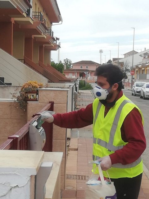 El Ayuntamiento ha continuado este lunes el reparto de mascarillas y guantes por las viviendas, Foto 2