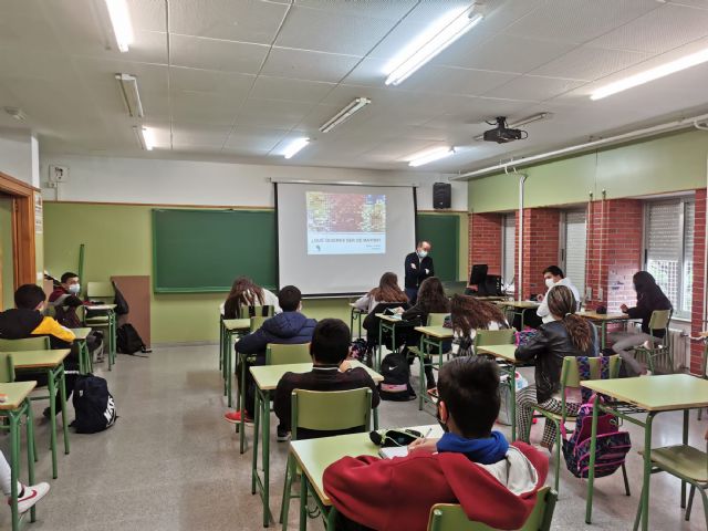 Alumnos de 2° ESO reciben formación en prevención de consumo de alcohol, drogas y ludopatía gracias a un taller organizado por el Ayuntamiento de Puerto Lumbreras - 2, Foto 2