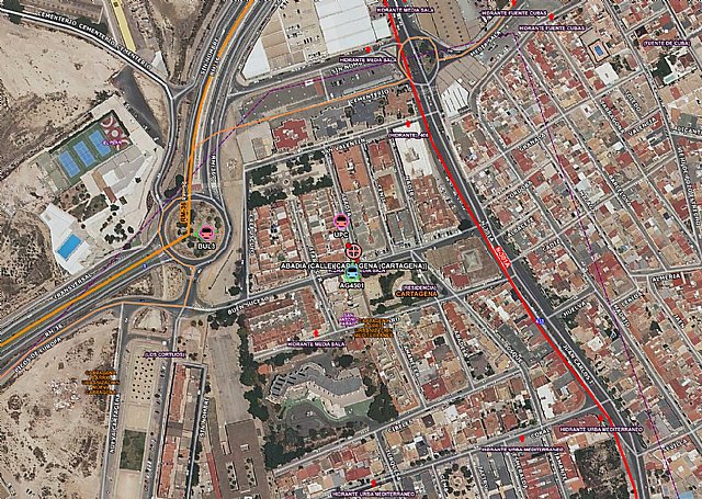 Servicios de emergencia trabajan en la extinción del incendio declarado en la cocina de una vivienda situada en la Urbanización Media Sala - 1, Foto 1