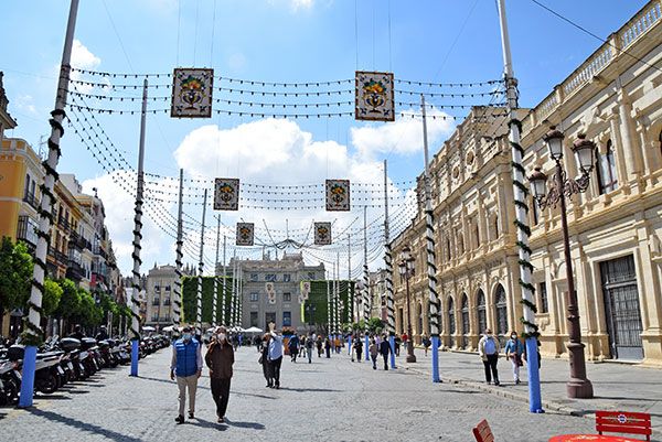 Sevilla enciende la Feria en las calles con su alumbrado especial - 1, Foto 1