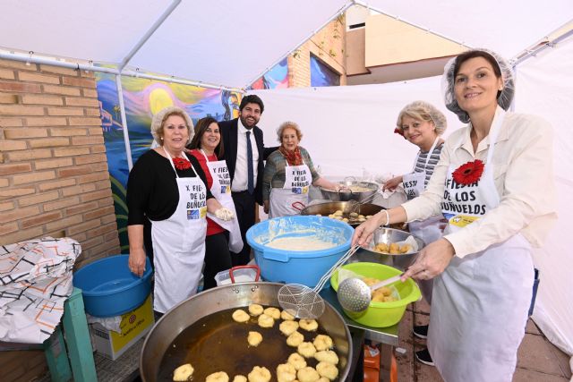 López Miras elogia la defensa de nuestras señas de identidad durante la Fiesta de los Buñuelos de San Antón - 2, Foto 2