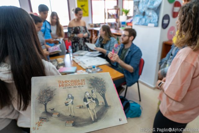 Alba Flores y Ángel Abellán presentan de ´Temporada de Melocotones´, la obra regional invitada del Premio Mandarache 2023, en centros educativos de Cartagena - 1, Foto 1