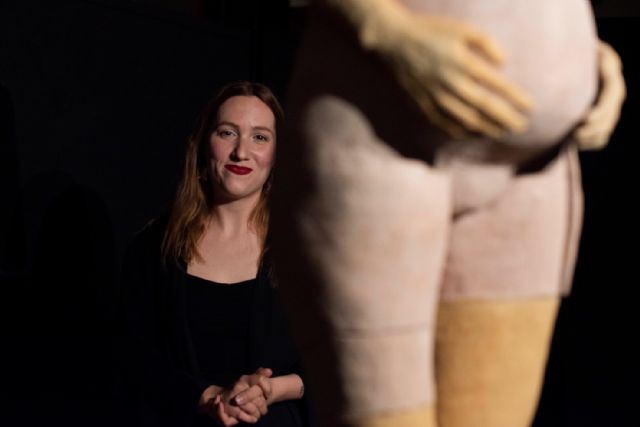 Elena Rodríguez Egea expone una obra sobre el concepto de maternidad en el Rectorado de la UMU - 1, Foto 1