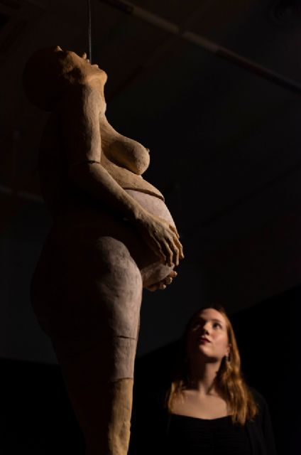 Elena Rodríguez Egea expone una obra sobre el concepto de maternidad en el Rectorado de la UMU - 2, Foto 2