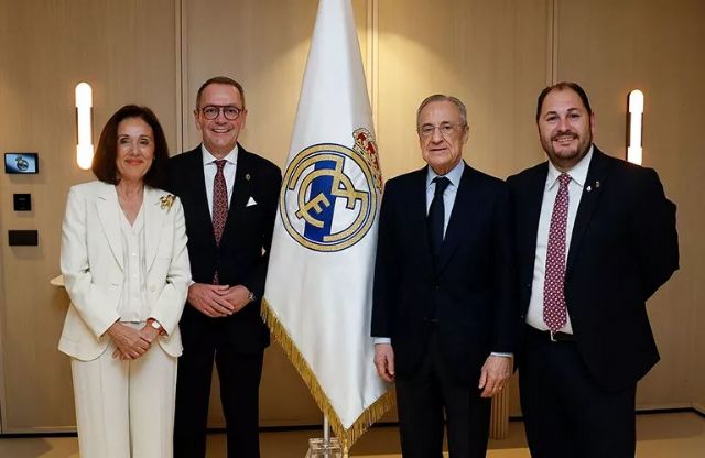 El Paso Blanco entrega al Real Madrid una bandera única con el sello del bordado lorquino - 2, Foto 2