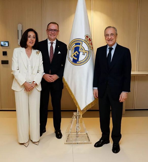 El Paso Blanco entrega al Real Madrid una bandera única con el sello del bordado lorquino - 3, Foto 3