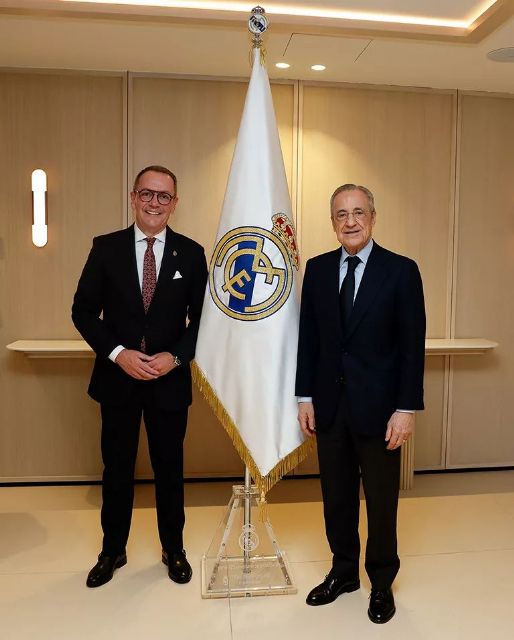 El Paso Blanco entrega al Real Madrid una bandera única con el sello del bordado lorquino - 4, Foto 4