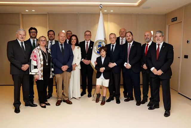 El Paso Blanco entrega al Real Madrid una bandera única con el sello del bordado lorquino - 5, Foto 5