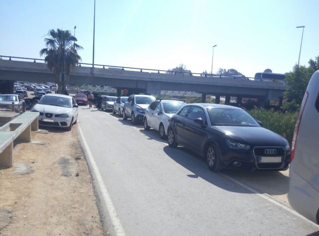 Ahora Murcia denuncia el uso del carril bici de La Mota como aparcamiento de coches y furgonetas - 1, Foto 1