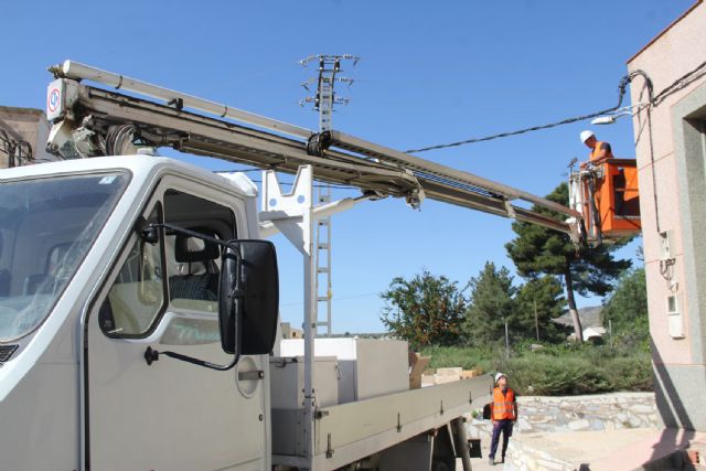 El Ayuntamiento refuerza la iluminación en distintos barrios del municipio - 1, Foto 1
