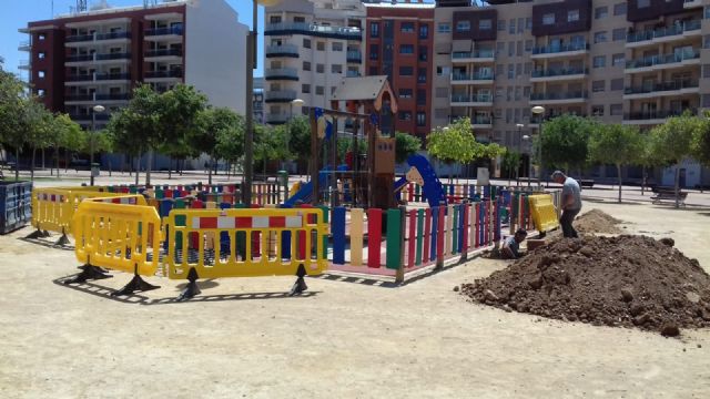 El concejal Guillén visita las obras de siete nuevas zonas de sombra en espacios infantiles del municipio - 1, Foto 1