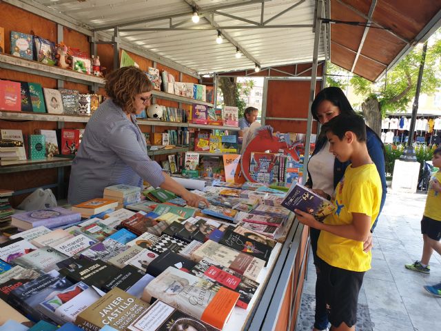 La Feria del Libro de Caravaca se celebra hasta el 2 de junio, acompañada por cuentacuentos y firmas de autores - 1, Foto 1