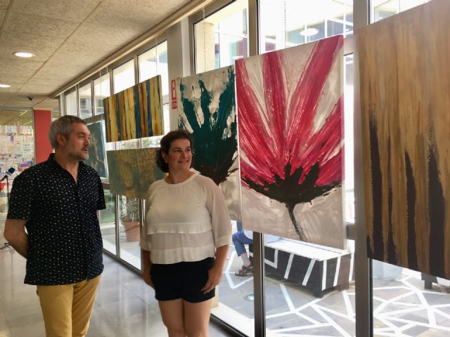La Biblioteca de San Javier acoge la exposición Sensaciones con once acrílicos de gran formato de Maryflower - 1, Foto 1
