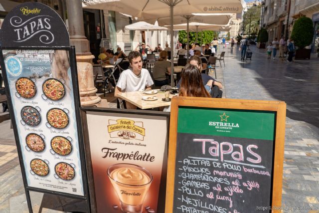 El Ayuntamiento invierte más de un millón de euros en ayudas a hosteleros, vendedores ambulantes, kioscos, chiringuitos y empresarios - 1, Foto 1