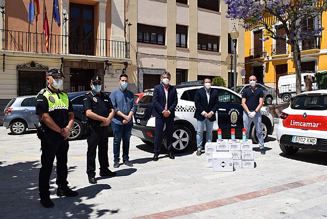 Limcamar dona higienizantes para la Policía Local de Mula - 1, Foto 1