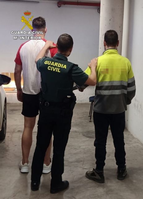 La Guardia Civil detiene a tres individuos presuntamente relacionados con el tráfico de droga de droga al menudeo - 4, Foto 4