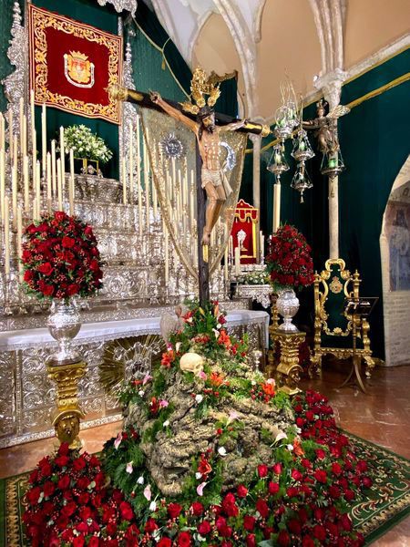 La Antigua, Real, Ilustre y Fervorosa Hermandad y Cofradía de Nazarenos del Stmo. Cristo de la Vera-Cruz y Mª Stma. de Las Angustias Coronada, de Alcalá del Río se encuentra en veneración en la Parroquia del Municipio - 3, Foto 3