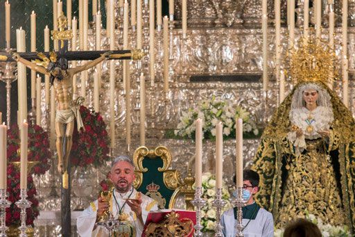 La Antigua, Real, Ilustre y Fervorosa Hermandad y Cofradía de Nazarenos del Stmo. Cristo de la Vera-Cruz y Mª Stma. de Las Angustias Coronada, de Alcalá del Río se encuentra en veneración en la Parroquia del Municipio - 5, Foto 5