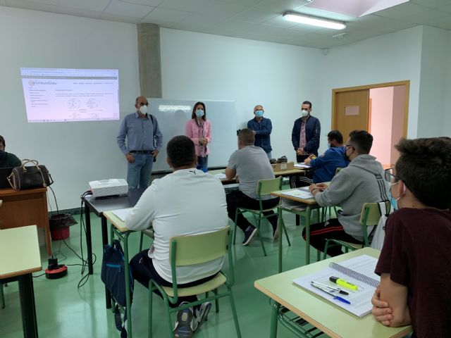 La alcaldesa visita el Curso de Patrón Costero Polivalente - 2, Foto 2