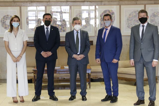 Ayuntamiento y Gobierno central estudian diversas actuaciones para solucionar la falta de financiación del Gobierno regional en la transferencia de competencias del transporte - 1, Foto 1