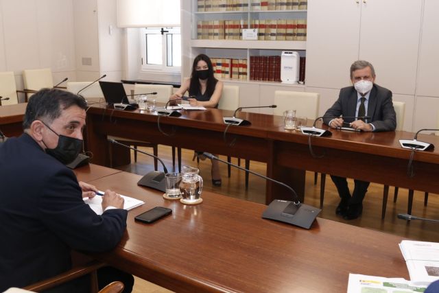 Ayuntamiento y Gobierno central estudian diversas actuaciones para solucionar la falta de financiación del Gobierno regional en la transferencia de competencias del transporte - 2, Foto 2