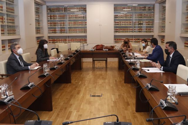 Ayuntamiento y Gobierno central estudian diversas actuaciones para solucionar la falta de financiación del Gobierno regional en la transferencia de competencias del transporte - 3, Foto 3