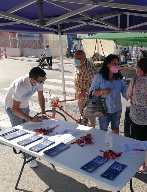 Gran respuesta de los torreños a la campaña de recogida de firmas en defensa del Trasvase Tajo-Segura desarrollada en la mañana de este viernes en el Mercado semanal de la localidad - 1, Foto 1