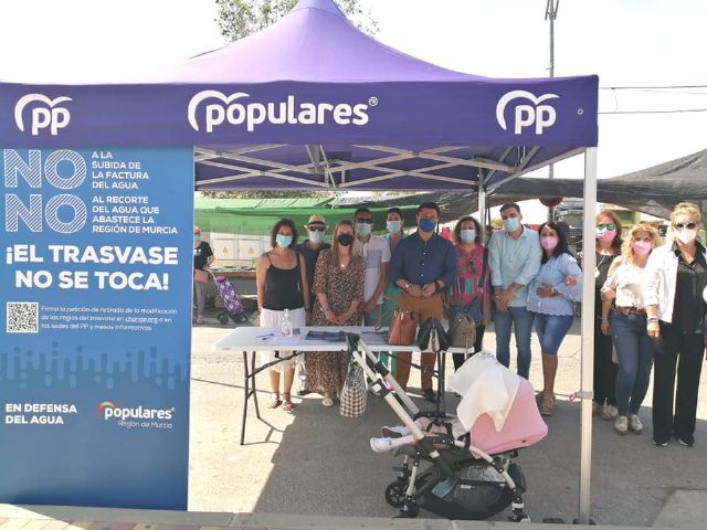 Gran respuesta de los torreños a la campaña de recogida de firmas en defensa del Trasvase Tajo-Segura desarrollada en la mañana de este viernes en el Mercado semanal de la localidad - 2, Foto 2