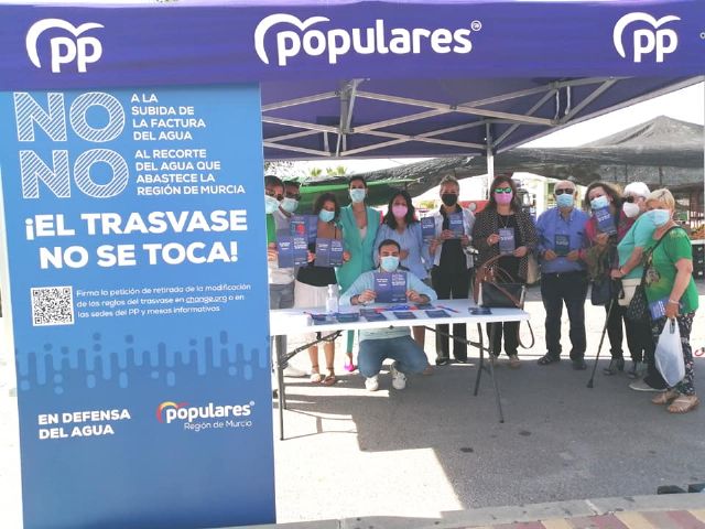 Gran respuesta de los torreños a la campaña de recogida de firmas en defensa del Trasvase Tajo-Segura desarrollada en la mañana de este viernes en el Mercado semanal de la localidad - 3, Foto 3