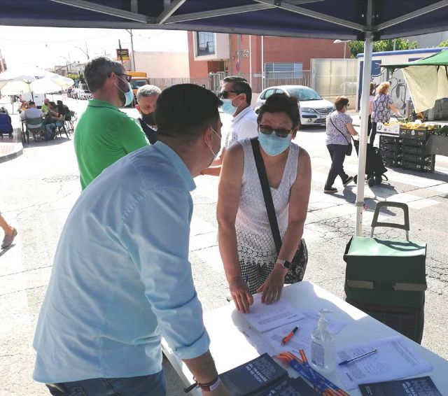 Gran respuesta de los torreños a la campaña de recogida de firmas en defensa del Trasvase Tajo-Segura desarrollada en la mañana de este viernes en el Mercado semanal de la localidad - 4, Foto 4