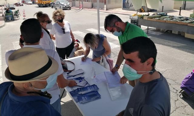 Gran respuesta de los torreños a la campaña de recogida de firmas en defensa del Trasvase Tajo-Segura desarrollada en la mañana de este viernes en el Mercado semanal de la localidad - 5, Foto 5