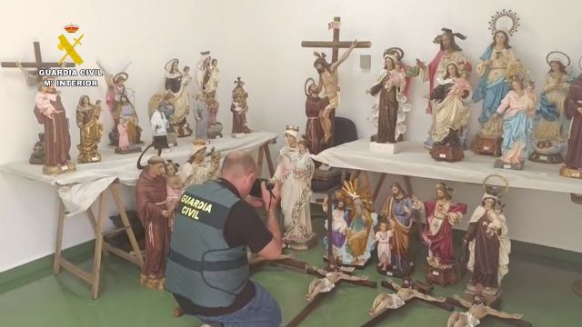 La Guardia Civil recupera más de medio centenar de imágenes sacras, valoradas en cerca de 100.000 euros, robadas de cementerios de Murcia y Alicante - 2, Foto 2