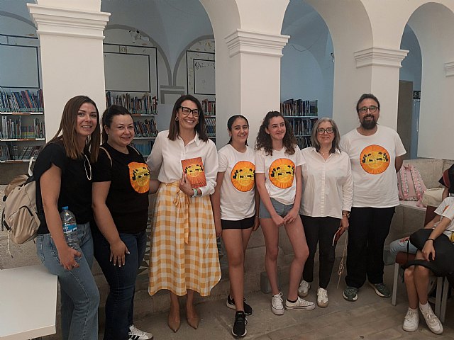 La biblioteca municipal recibe la donación del libro Monstruos al uso realizado por alumnos del Colegio El Ope de Archena - 1, Foto 1