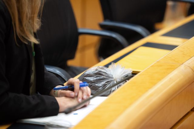 El senador Paco Bernabé denuncia el abandono institucional, deja un saco de estériles mineros el escaño del Senado de la Ministra - 3, Foto 3