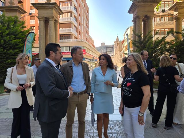 El alcalde Fulgencio Gil inaugura la gran Feria del Comercio Local que podrá disfrutarse en la Alameda hasta el 24 de mayo - 2, Foto 2