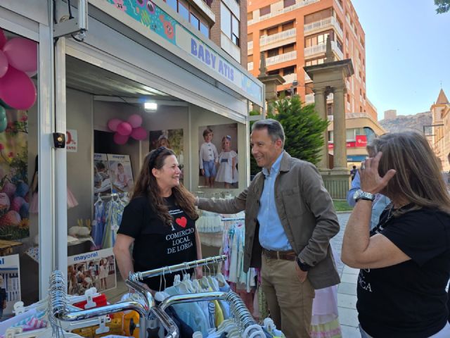 El alcalde Fulgencio Gil inaugura la gran Feria del Comercio Local que podrá disfrutarse en la Alameda hasta el 24 de mayo - 4, Foto 4