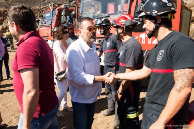 El alcalde destaca la colaboración entre instituciones en el control del incendio de El Gorguel - 2, Foto 2