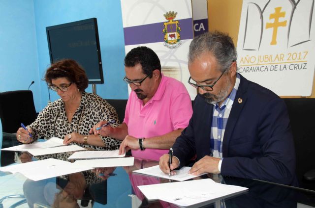 El Ayuntamiento de Caravaca y la Cofradía de la Vera Cruz firman un convenio con la Asociación de Amigos de los Gigantes - 1, Foto 1