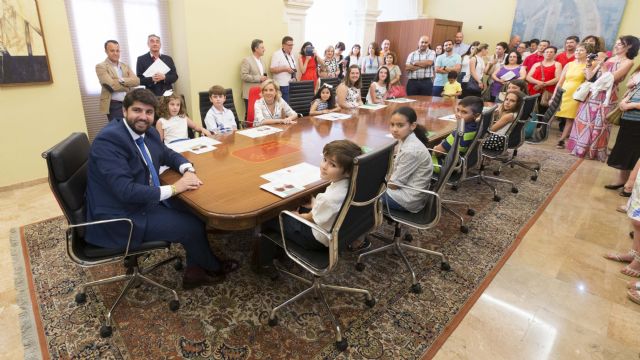 López Miras anima a los niños a trabajar por el futuro de la Región de Murcia, Foto 2