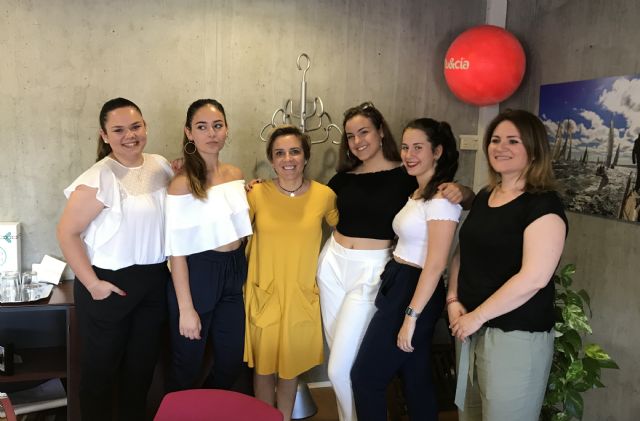 La consejera Adela Martínez-Cachá recibe a las alumnas ganadoras de la VI Liga de Debate Escolar ESIC - 1, Foto 1