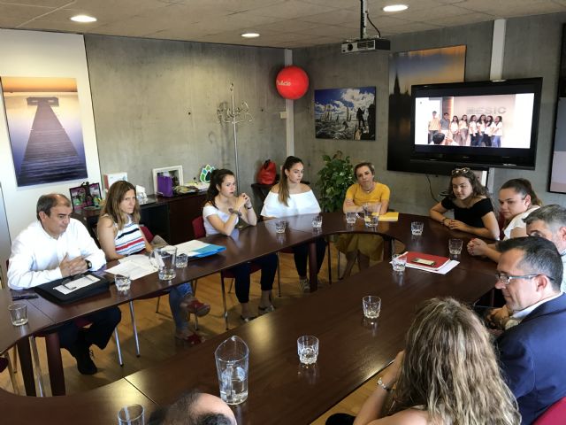 La consejera Adela Martínez-Cachá recibe a las alumnas ganadoras de la VI Liga de Debate Escolar ESIC - 2, Foto 2