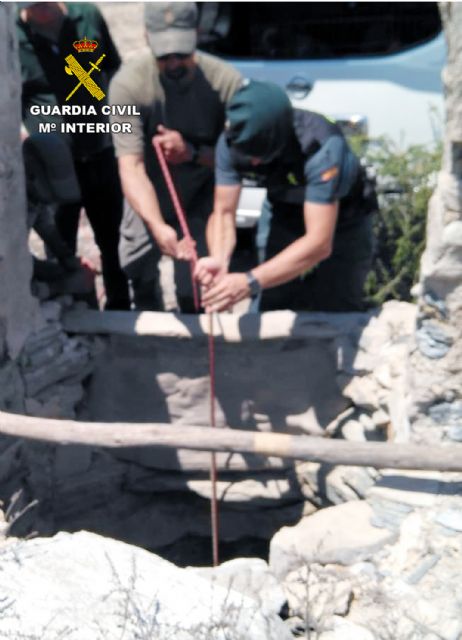 Rescatado de un perro que había caído en un pozo de 30 metros de profundidad - 4, Foto 4