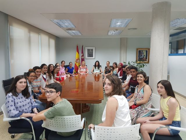 La consejera Violante Tomás recibe a los alumnos del IES San Isidro, de la pedanía cartagenera de Los Dolores, que han hecho un mural sobre refugiados - 1, Foto 1