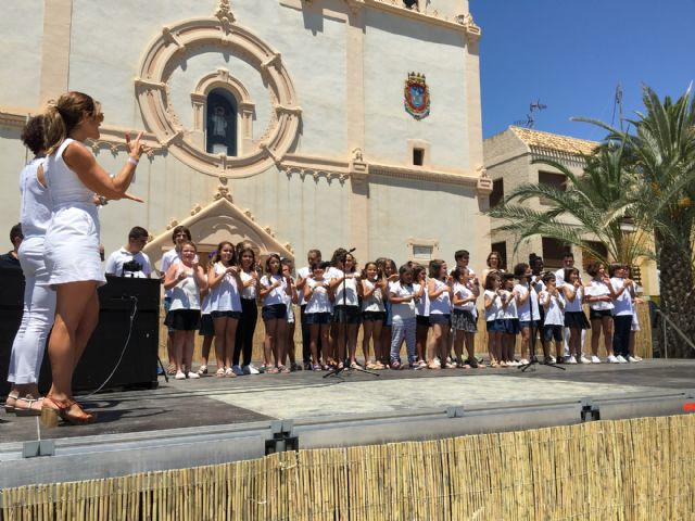 El coro Voces Blancas y alumnos de Aidemar interpretan una canción en lenguaje de signos para romper barreras - 2, Foto 2