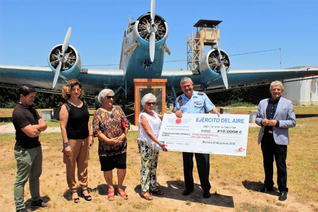 AFADE Alcantarilla y Caritas Castrenses, reciben las veinte mil sonrisas que desde la Base Aérea de Alcantarilla les llega de la última Carrera Popular - 2, Foto 2