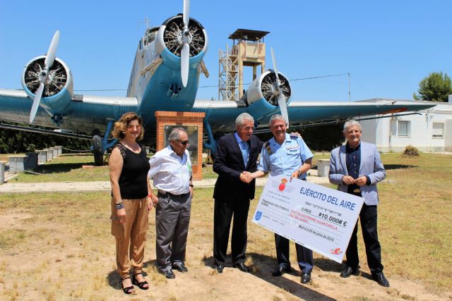 AFADE Alcantarilla y Caritas Castrenses, reciben las veinte mil sonrisas que desde la Base Aérea de Alcantarilla les llega de la última Carrera Popular - 3, Foto 3