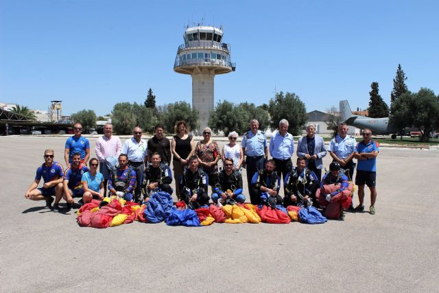 AFADE Alcantarilla y Caritas Castrenses, reciben las veinte mil sonrisas que desde la Base Aérea de Alcantarilla les llega de la última Carrera Popular - 4, Foto 4