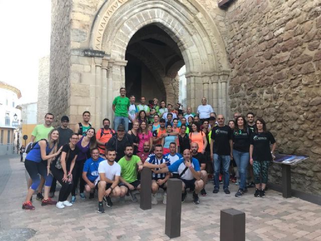 Buen ambiente en la V Ruta Senderista Nocturna solidaria Eroski, que se celebró anoche organizada por el equipo #retoyosipuedo, a beneficio de D´Genes - 2, Foto 2